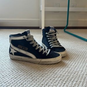 Size 7 navy blue golden gooses super cute on, barely worn, too small on me